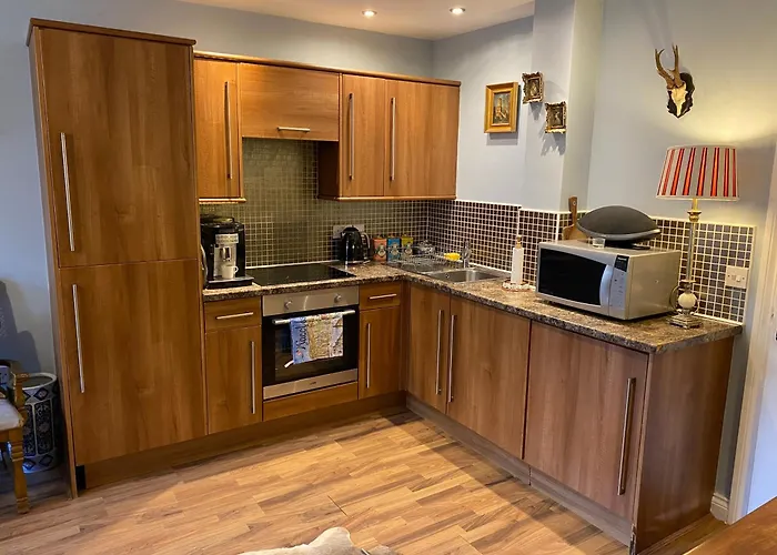Quirky Town Centre Apartment With River Terrace