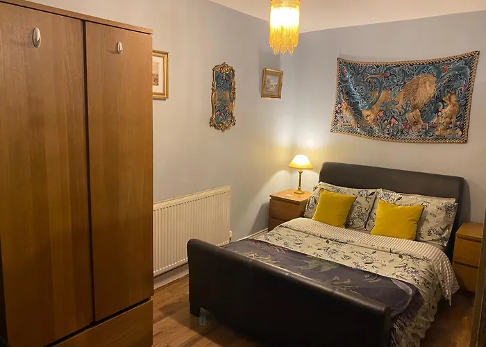 Quirky Town Centre Apartment With River Terrace