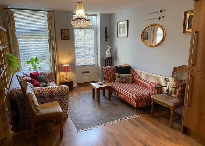 Quirky Town Centre Apartment With River Terrace