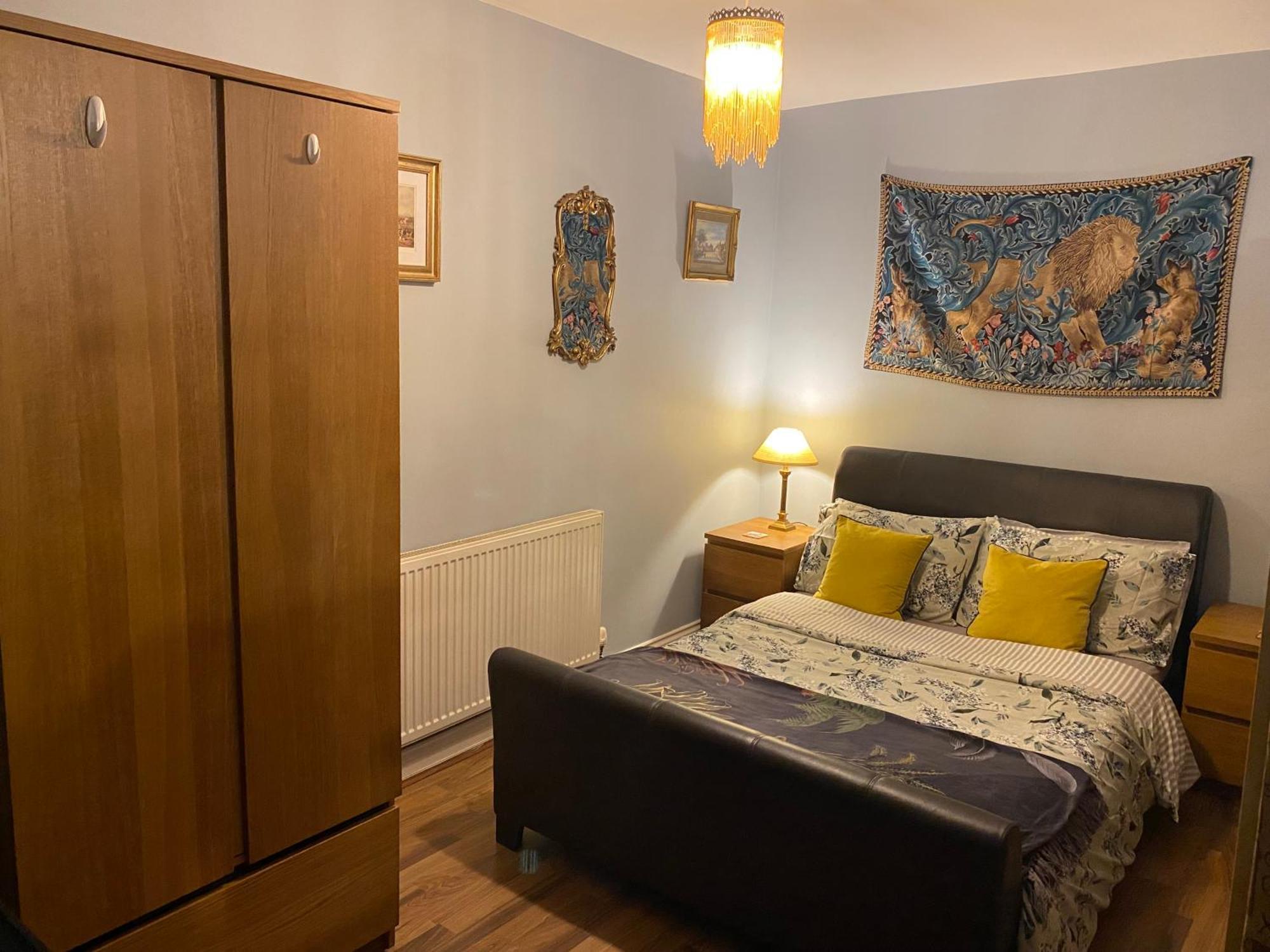 Quirky Town Centre With River Terrace Apartment